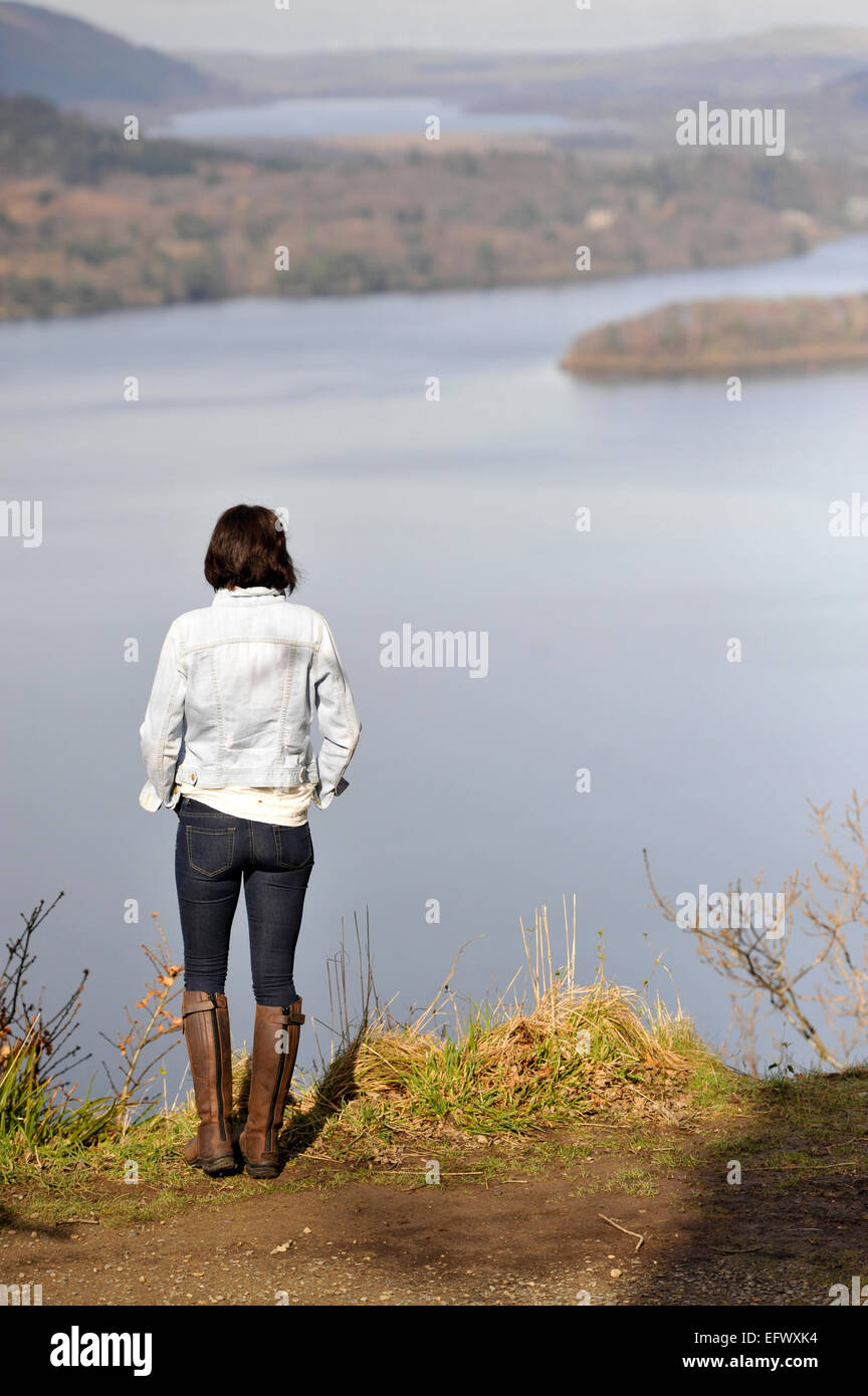 Signora ammirando vista su Derwentwater e verso il lago di Bassenthwaite nel Lake District inglese, Cumbria. Foto Stock