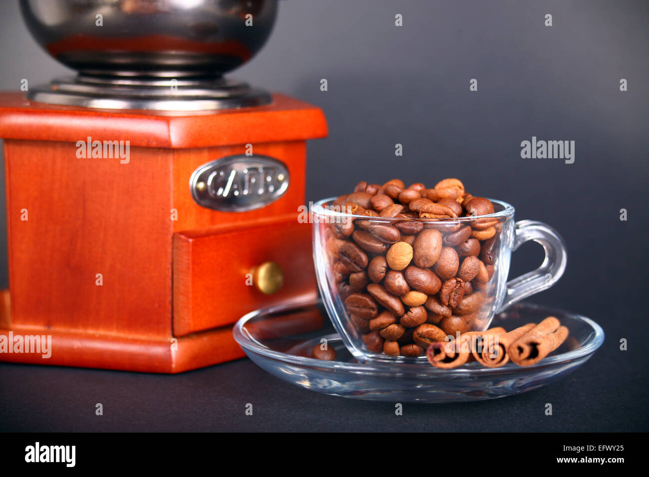 Vintage macinino da caffè con una tazza di fagioli Foto Stock