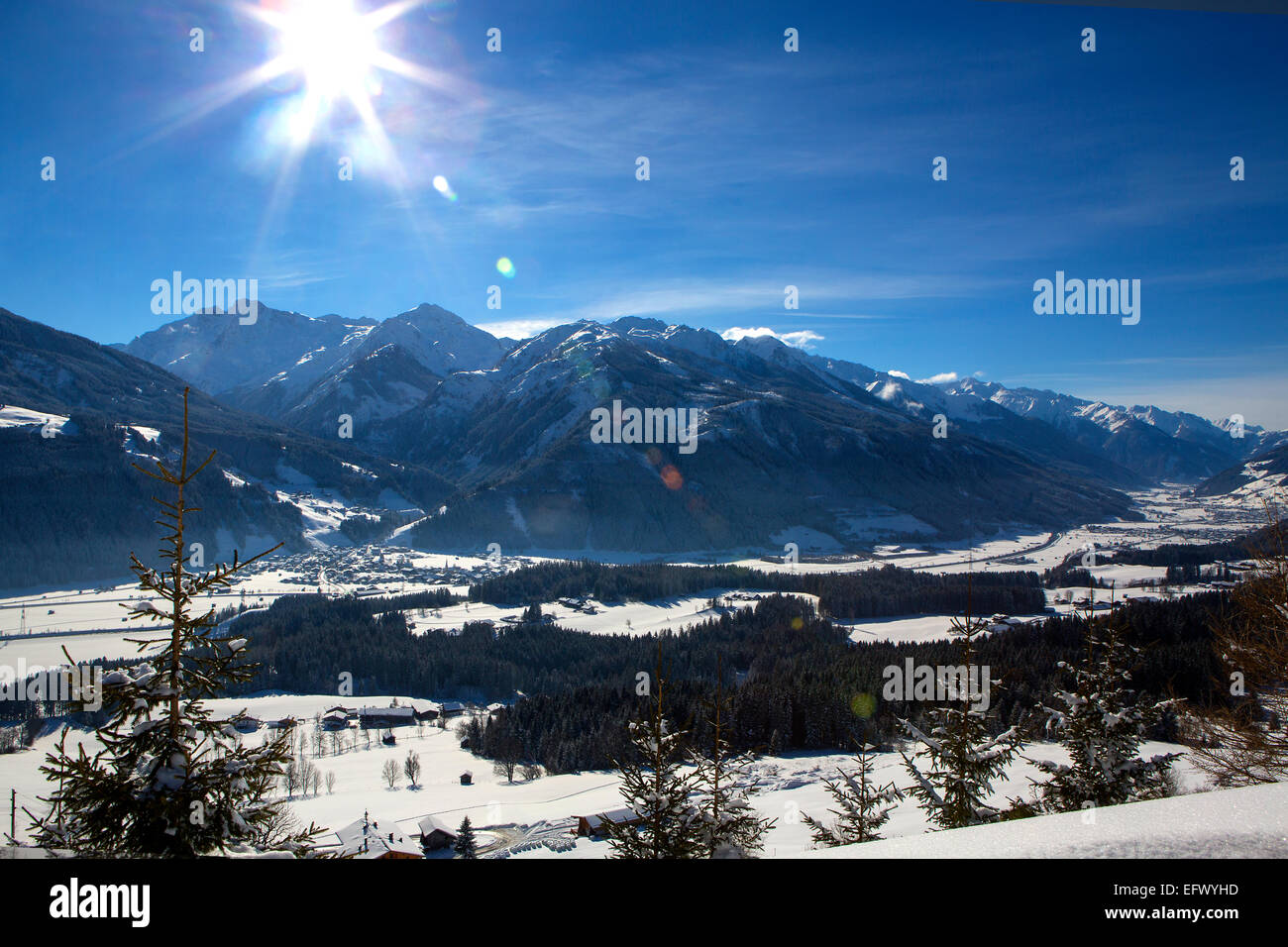 Paesaggio di montagna nelle Alpi austriache con giornate di sole e cielo blu Foto Stock