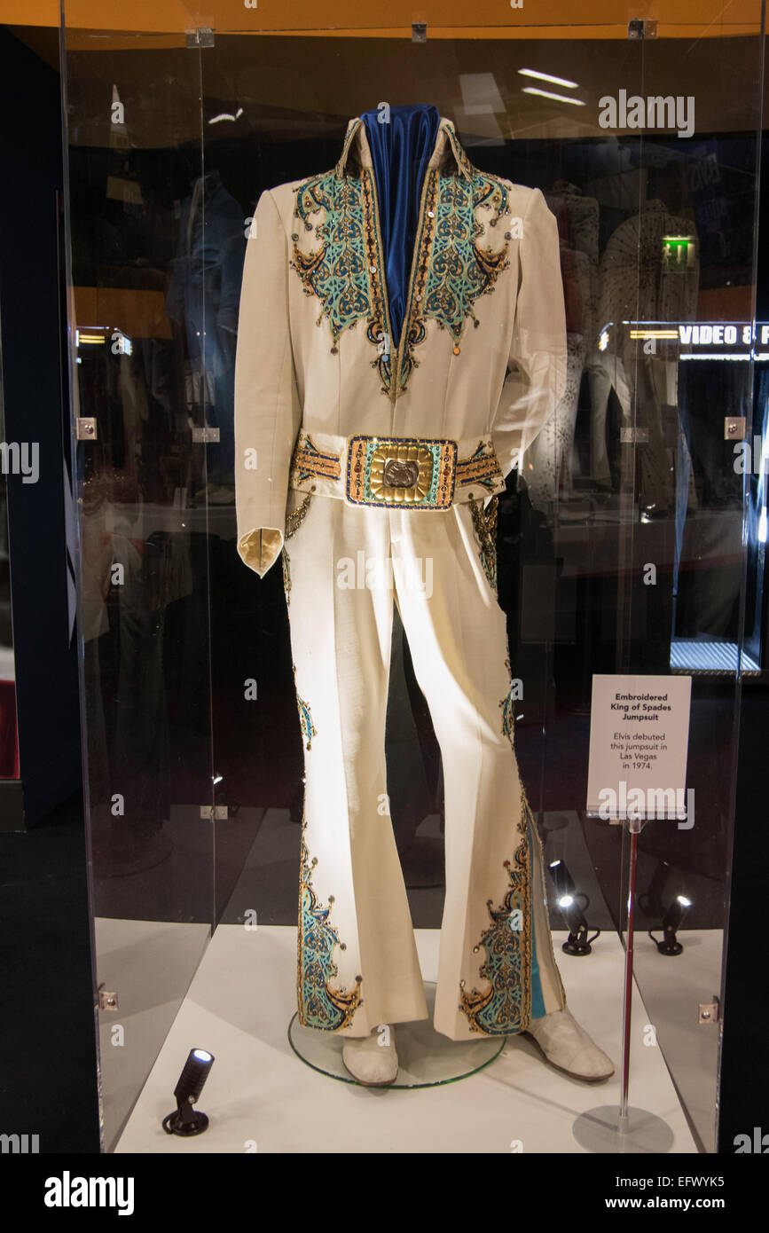 Londra, Regno Unito. Xi Febbraio 2015. Elvis al O2. La mostra della sua vita visualizza centinaia di cimeli personali compreso il suo oro zoppo suite e il nero iconica tuta in pelle indossato da Elvis Presley durante il 1968 rimonta speciale. La mostra prosegue fino al 31 agosto 2015. Credito: Vedere Li/Alamy Live News Foto Stock