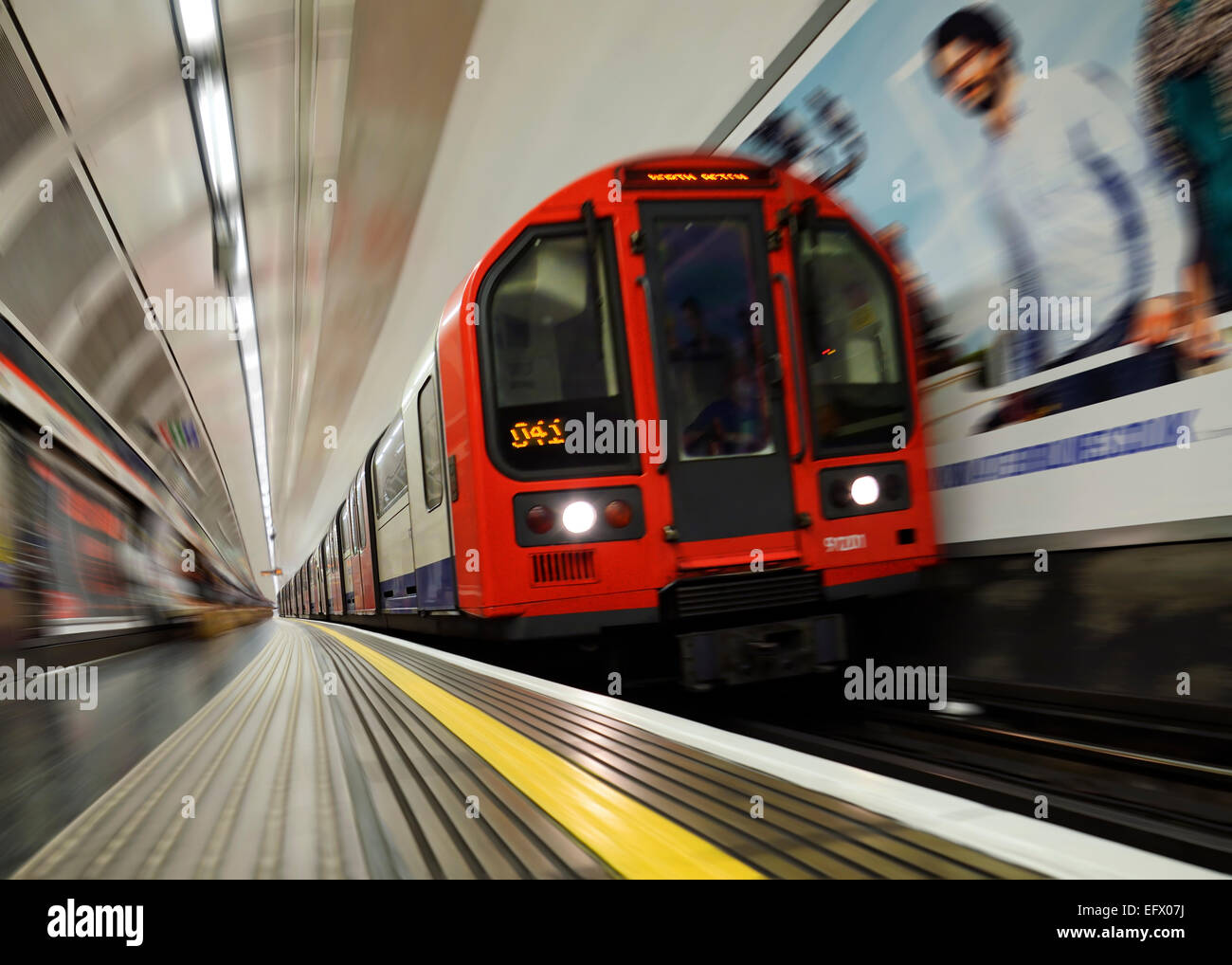 La metropolitana di Londra treno tirando in una stazione, Marble Arch, Londra, Regno Unito. Foto Stock