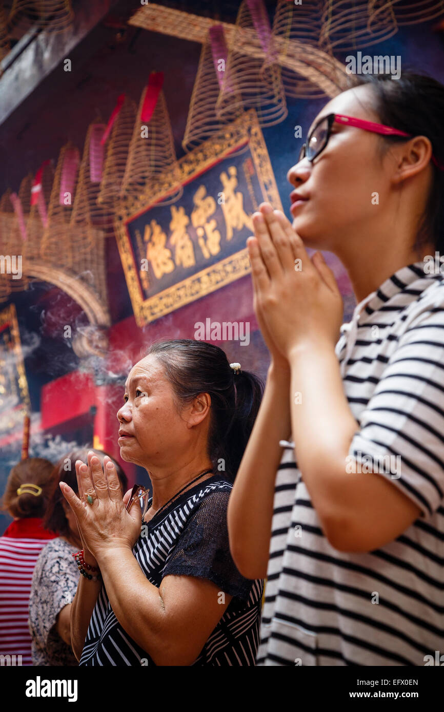 Persone in preghiera a Quan Am Pagoda di Cholon (Chinatown), la città di Ho Chi Minh (Saigon), Vietnam. Foto Stock