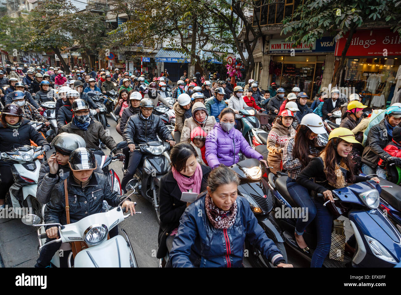 Il traffico intenso nel vecchio quartiere, Hanoi, Vietnam. Foto Stock