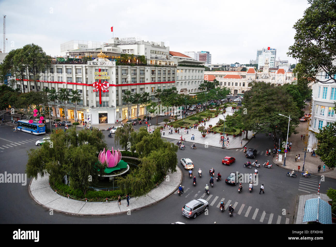Intersezione di traffico Nguyen Hue Boulevard e Le Loi boulevard, la città di Ho Chi Minh (Saigon), Vietnam. Foto Stock