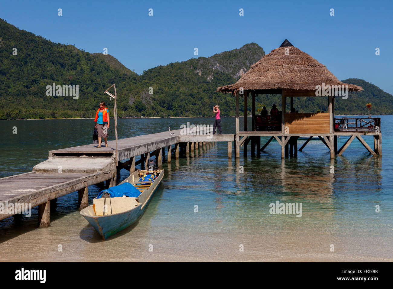 Un molo turistico sulla spiaggia di ora a Seram Island, Maluku centrale, Maluku, Indonesia. Foto Stock