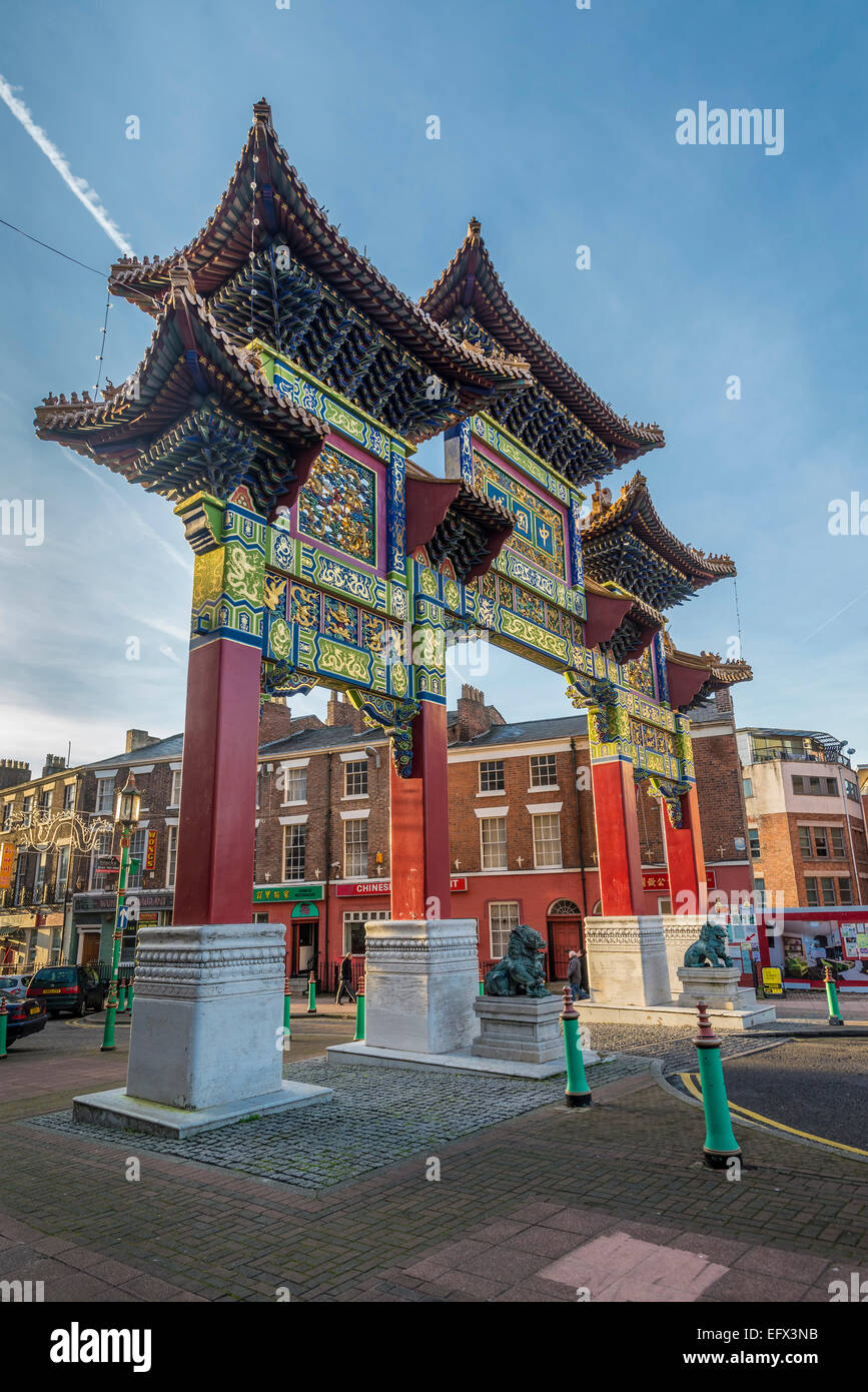 La zona del ristorante cinese e cancelli in Chinatown Berry street Liverpool. Foto Stock