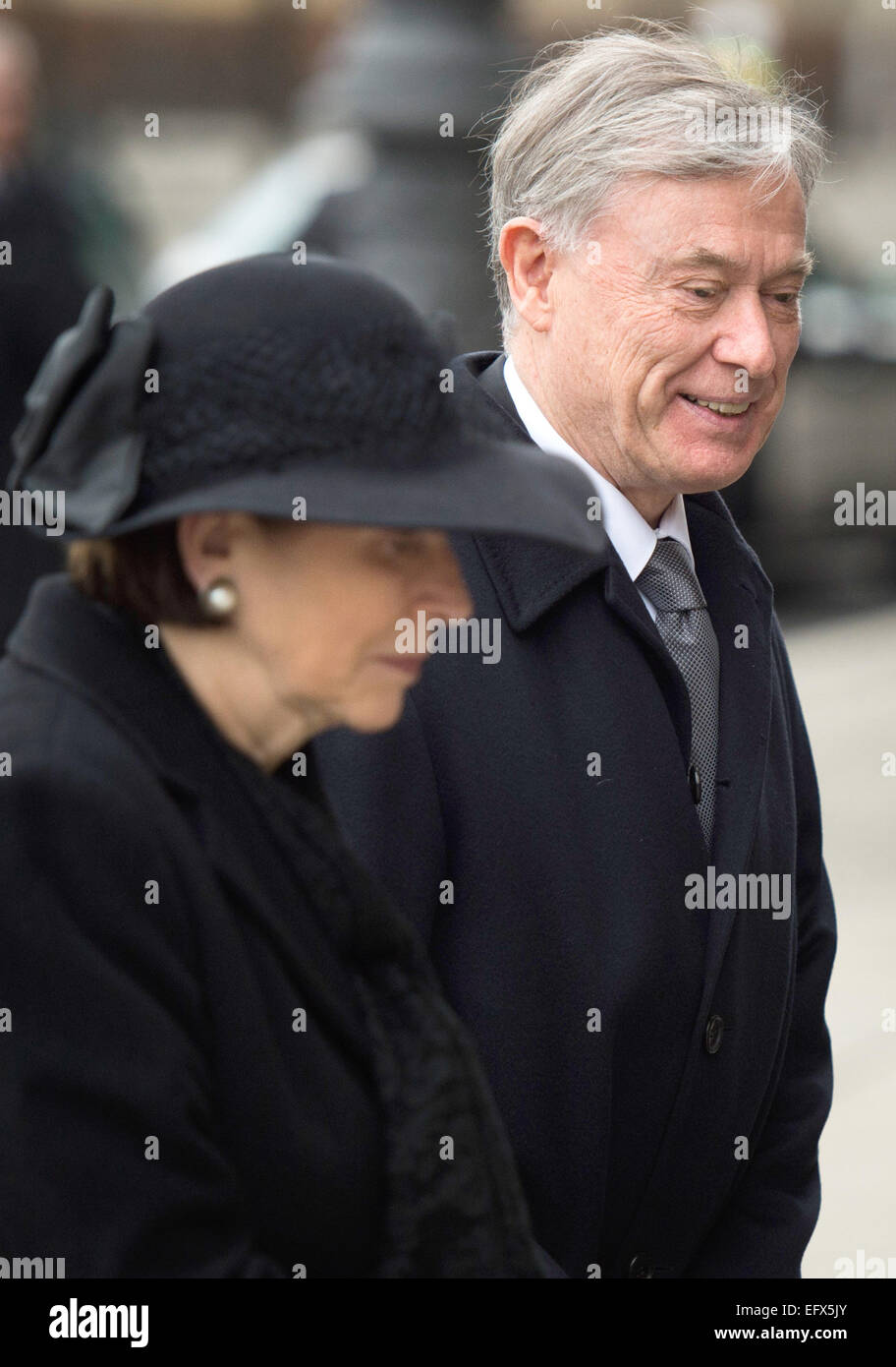 Berlino, Germania. Xi Febbraio, 2015. Ex Presidente della Repubblica Federale Tedesca Horst Koehler (R) e sua moglie Eva arriva per i funerali di stato di ex Presidente tedesco Richard von Weizsaecker a Cattedrale di Berlino, la chiesa protestante di Berlino il 11 febbraio 2015. L ex Presidente Weizsaecker, che ha sfidato gli atteggiamenti tedesco sull olocausto sostenendo che il paese era stata liberata dai Nazisti della sconfitta nel 1945, morì il 31 gennaio 2015 all'età di 94. Credito: dpa picture alliance/Alamy Live News Foto Stock