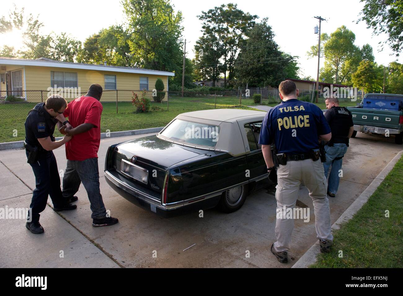 Noi Marescialli agenti di servizio e il Tulsa poliziotti arrestare un sospetto membro della gang durante il funzionamento del fascio triplo II a due settimane di repressione contro le gang violente Maggio 2, 2011 in Tulsa, Oklahoma. Foto Stock