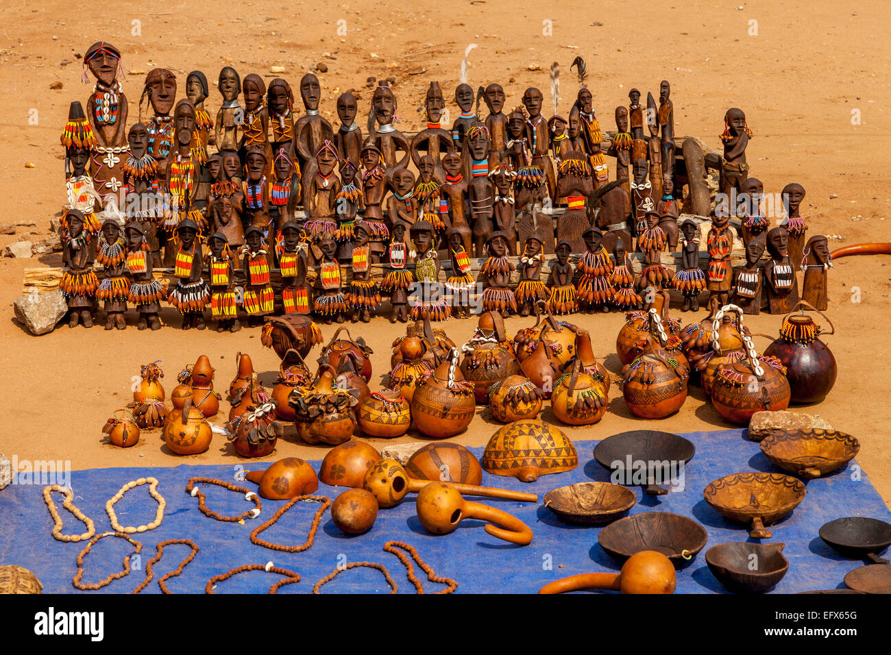Realizzato localmente artigianato in vendita, Turmi Mercato, Valle dell'Omo, Etiopia Foto Stock