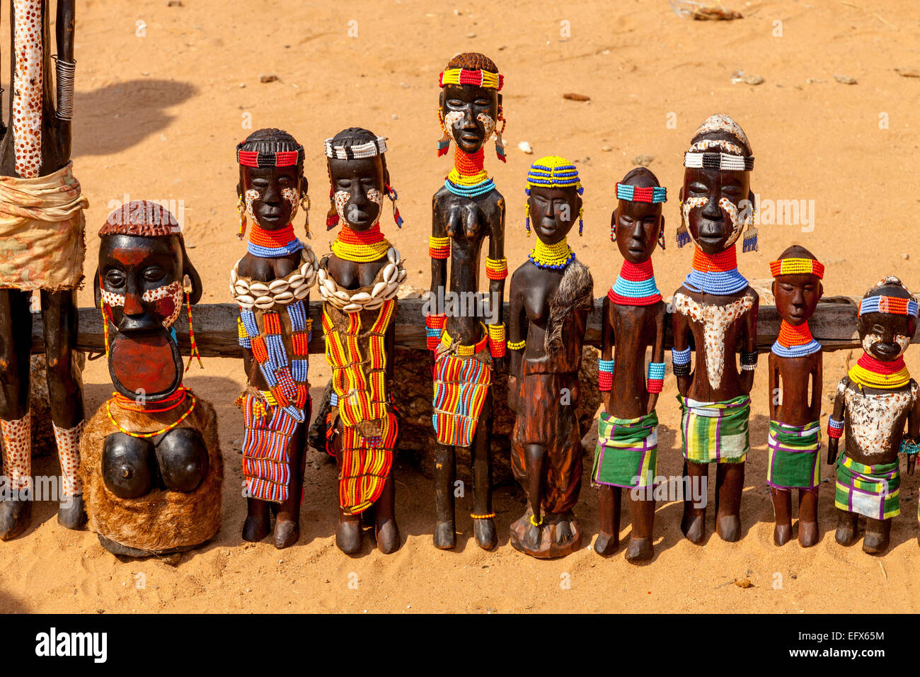Realizzato localmente artigianato in vendita, Turmi Mercato, Valle dell'Omo, Etiopia Foto Stock