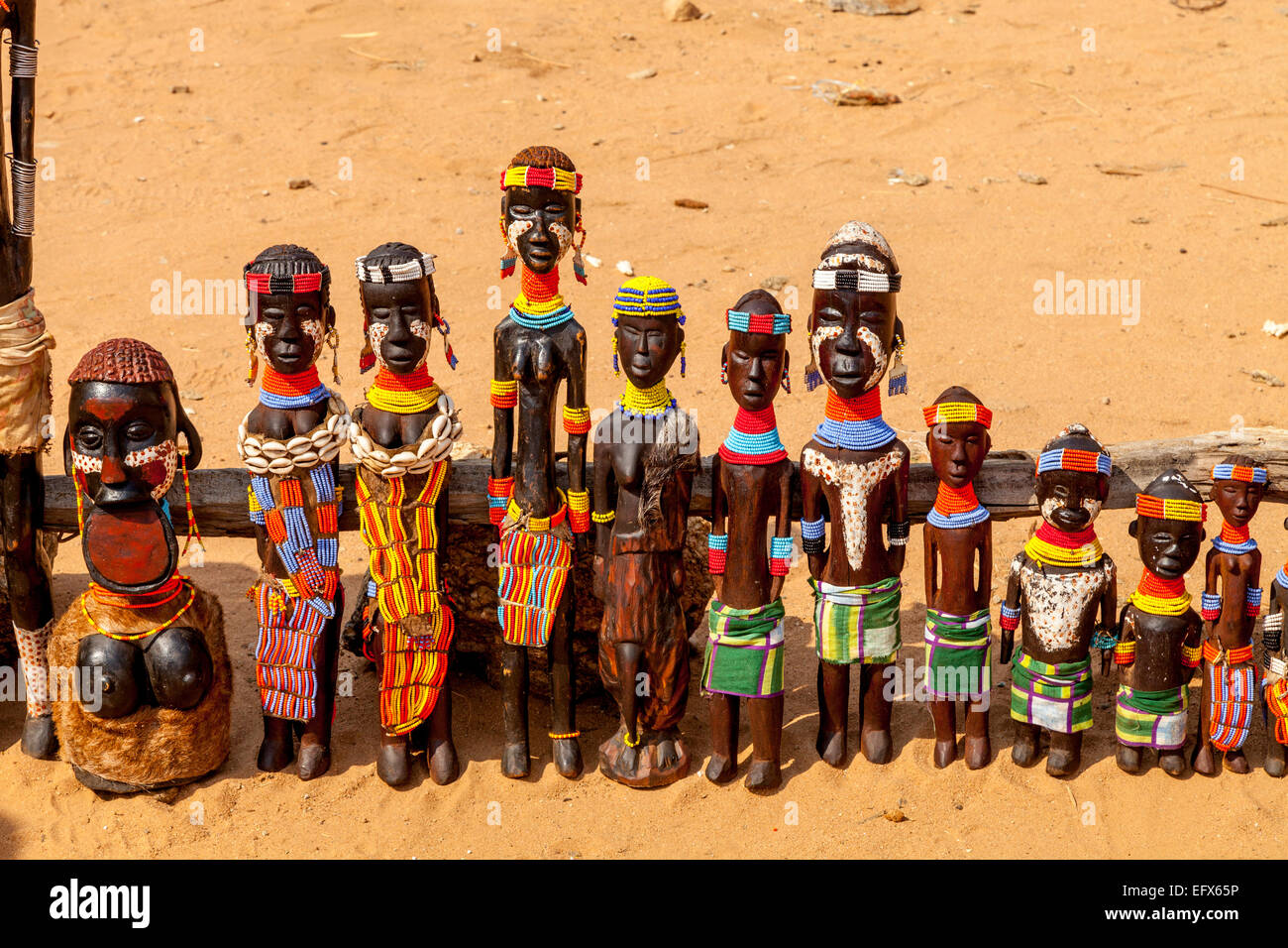 Realizzato localmente artigianato in vendita, Turmi Mercato, Valle dell'Omo, Etiopia Foto Stock