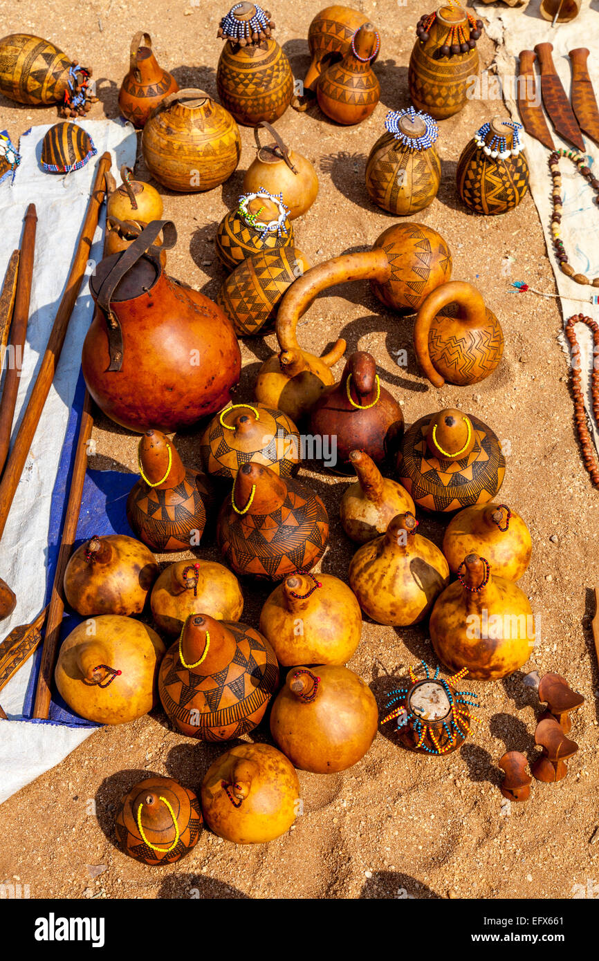 Realizzato localmente artigianato in vendita, Turmi Mercato, Valle dell'Omo, Etiopia Foto Stock
