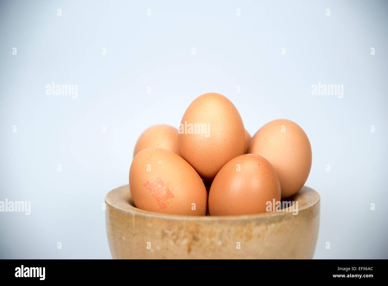Una mezza dozzina di uova fresche Foto Stock