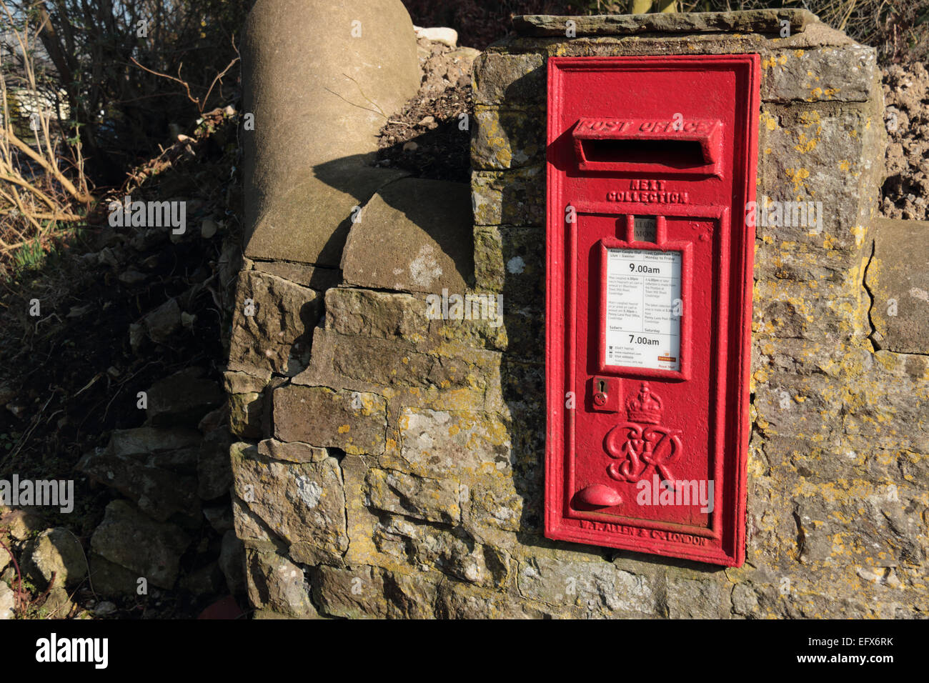 Parete Britannico rosso incorporato nella casella postale Foto Stock