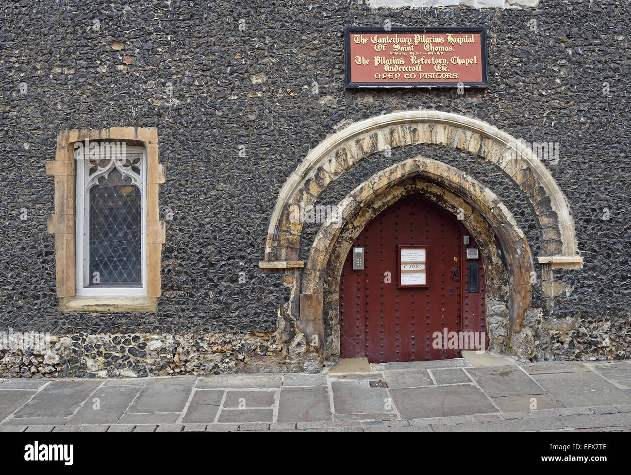 Ingresso al undercroft di Canterbury Pellegrino la Ospedale di San Tommaso, o Eastbridge Hospital, Canterbury Kent. Foto Stock