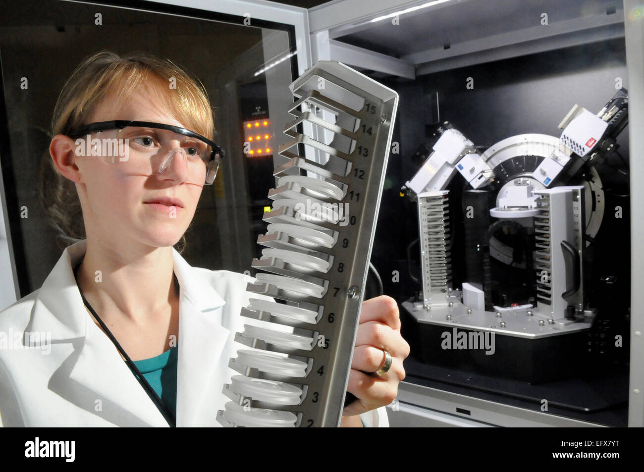 Argonne National Laboratory ricercatore Sabine Gallagher carica un campione di montaggio batteria materiali di catodo per la diffrazione a raggi x, uno strumento di analisi per ottenere informazioni sulla struttura cristallografica e la composizione dei materiali Febbraio 21, 2011 a Lemont, Illinois. Argonne della batteria avanzata la sintesi di materiali e di fabbricazione di R&D programma è incentrato sulla produzione scalabile della batteria avanzata di materiali in quantità sufficiente per prove industriali. Questo lavoro è destinato a sostenere la batteria interna di produzione e per consentire la transizione dei nuovi materiali e tecnologie per il mercato Foto Stock