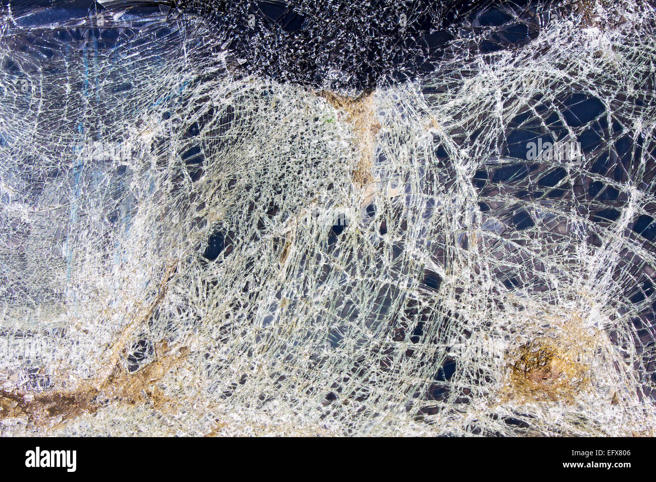 Parabrezza rotto in incidente di auto come sfondo Foto Stock