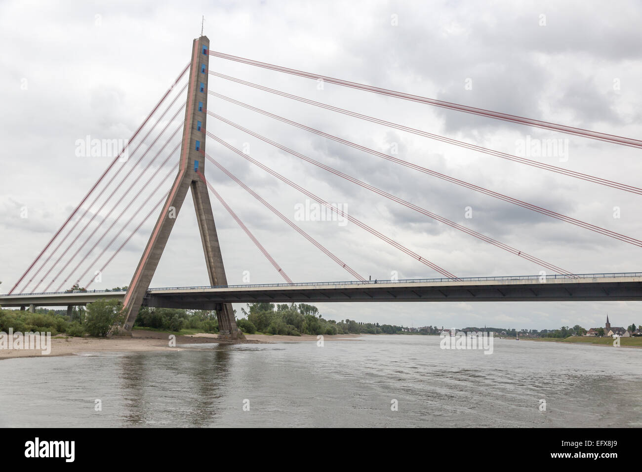 Torre singola sospensione ponte sul fiume Reno vicino Dusseldorf-Flehe, Germania. Foto Stock