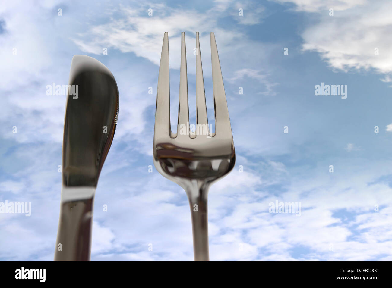 Forcella isolata contro un sfondo nuvola con copia spazio sulla destra come in mangiare fuori Foto Stock