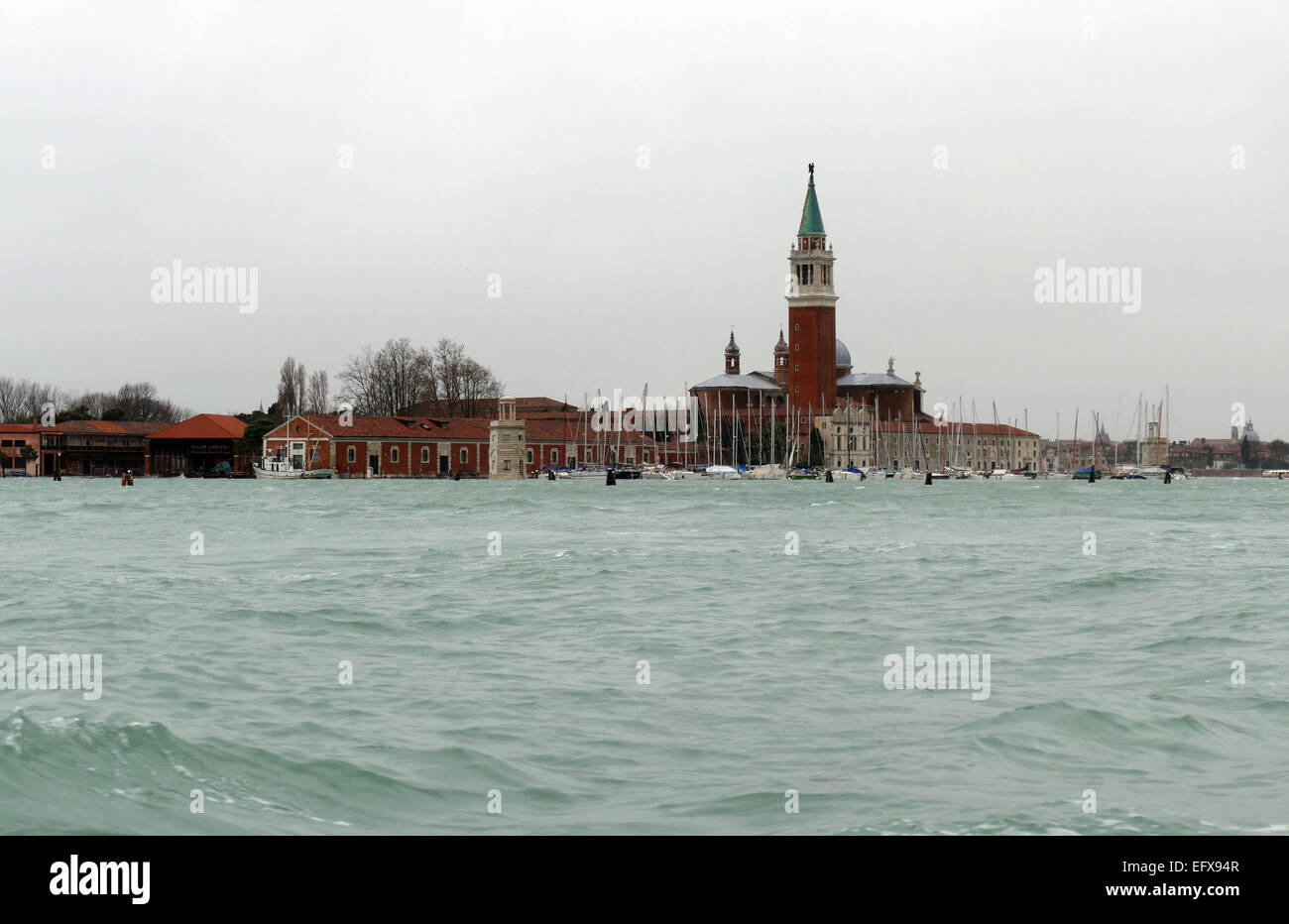 Venezia, 6 febbraio 2015. Dopo la forte pioggia e forte vento, il livello di acqua è aumentato di oltre 1 metro. Il mare è ruvida. Foto Stock