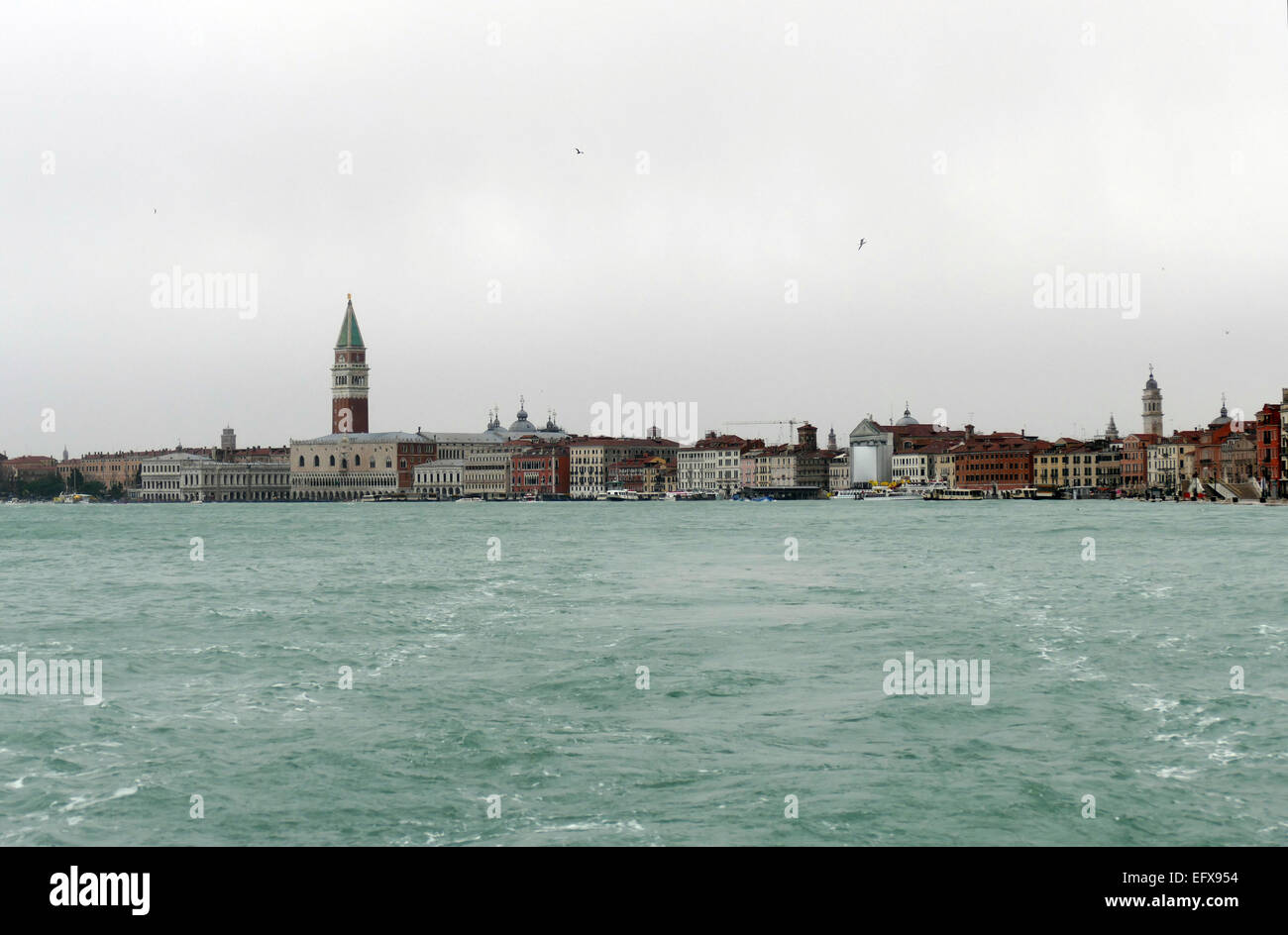 Venezia, 6 febbraio 2015. Dopo la forte pioggia e forte vento, il livello di acqua è aumentato di oltre 1 metro. Foto Stock