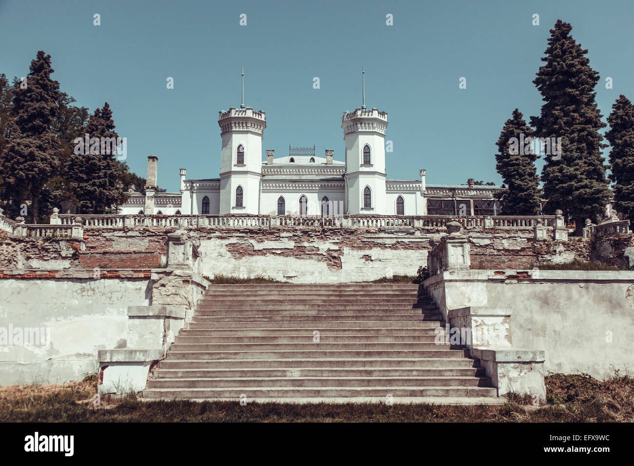 Il vecchio castello abbandonato per distruggere grandi Foto Stock