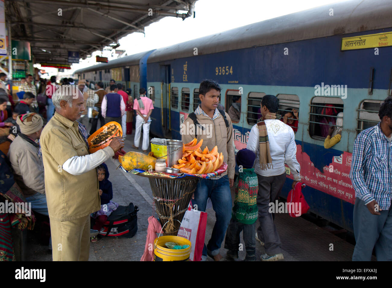 Venditore ambulante è la preparazione di papaia fresca per la loro vendita per i viaggiatori in una stazione ferroviaria di Gaya Bihar Foto Stock