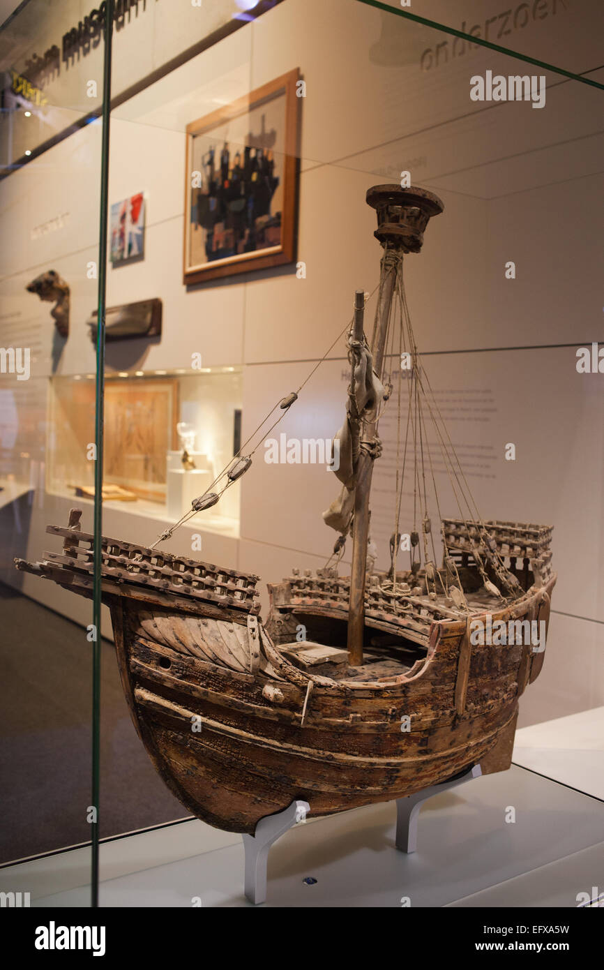 La Coca di Mataro medievale nave mercantile modello dal XV secolo Rotterdam Museo Marittimo, Holland, Paesi Bassi. Foto Stock