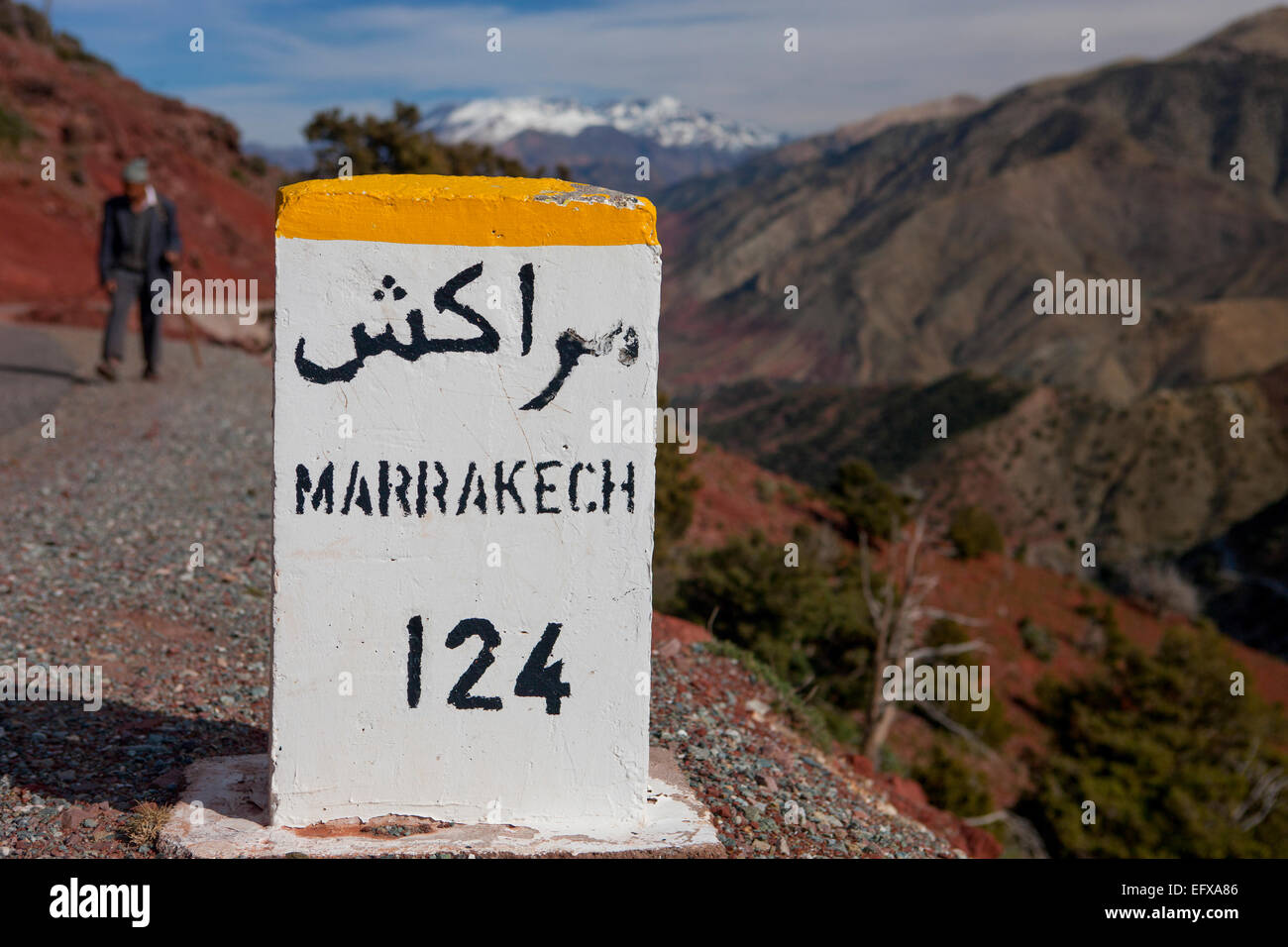 Close up di Marrakech pietra miliare sulla strada rurale, Atlante, Marocco Foto Stock