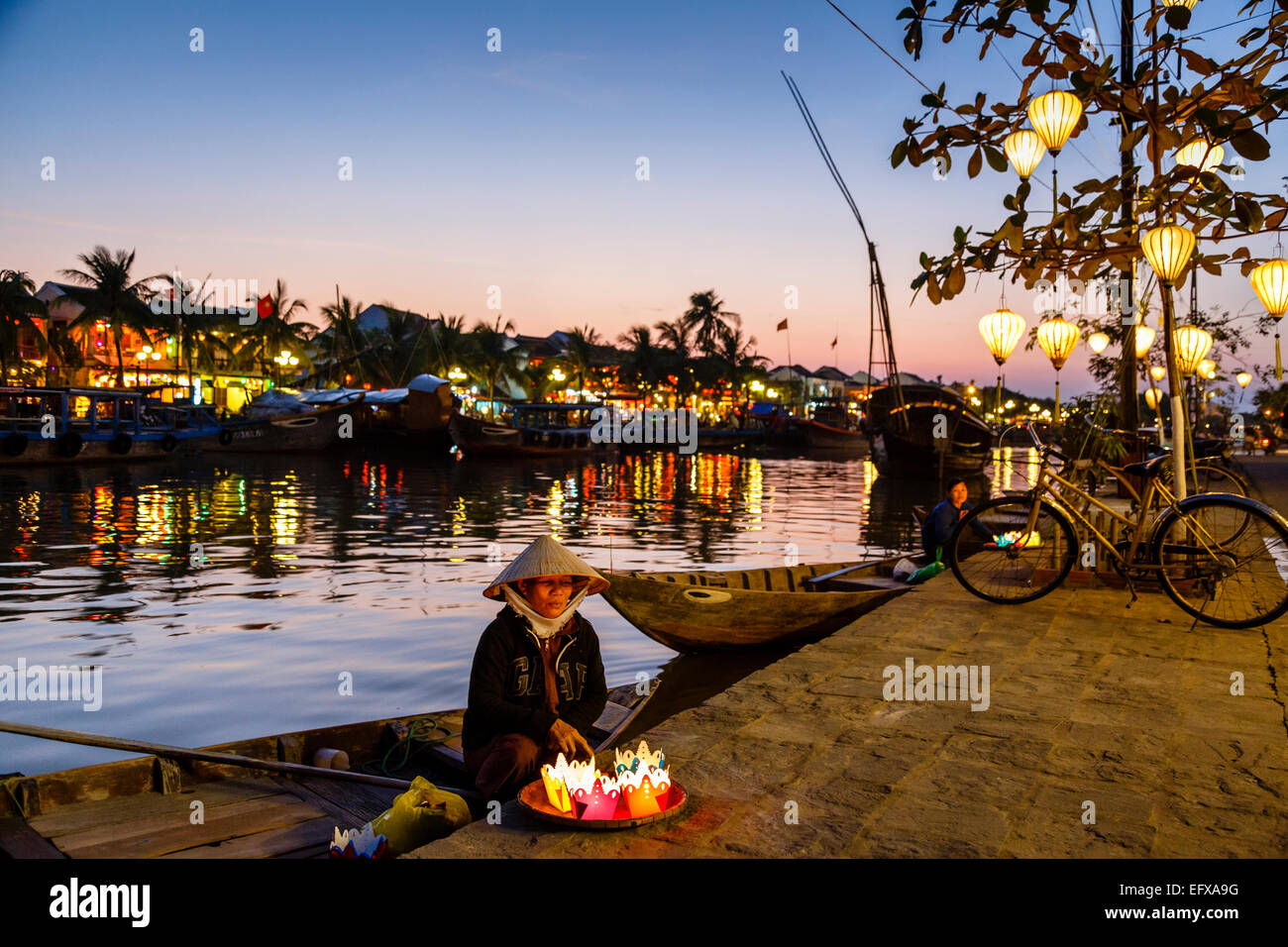Donna vendita di candele galleggianti, Hoi An, Vietnam. Foto Stock