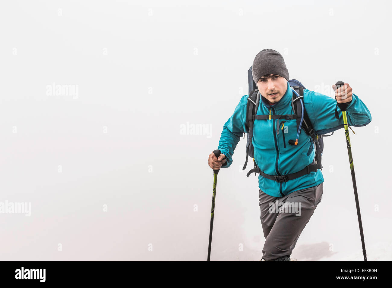 Giovane montagna trekking nella nebbia, Alpi Bavaresi, Oberstdorf, Baviera, Germania Foto Stock