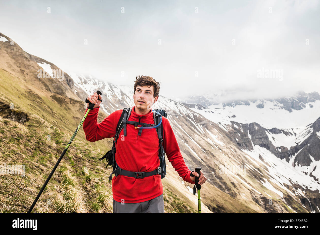 Giovane uomo trekking in montagna nelle Alpi Bavaresi, Oberstdorf, Baviera, Germania Foto Stock