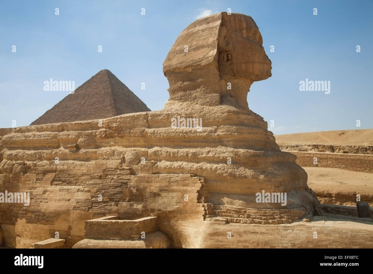 La Sfinge con la Grande Piramide sullo sfondo, Giza, Egitto Foto Stock