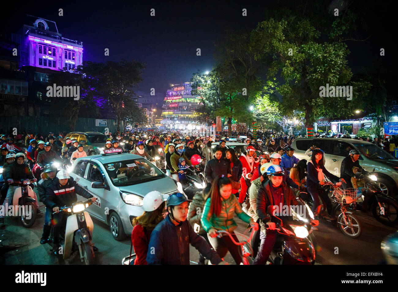 Il traffico intenso nel vecchio quartiere, Hanoi, Vietnam. Foto Stock