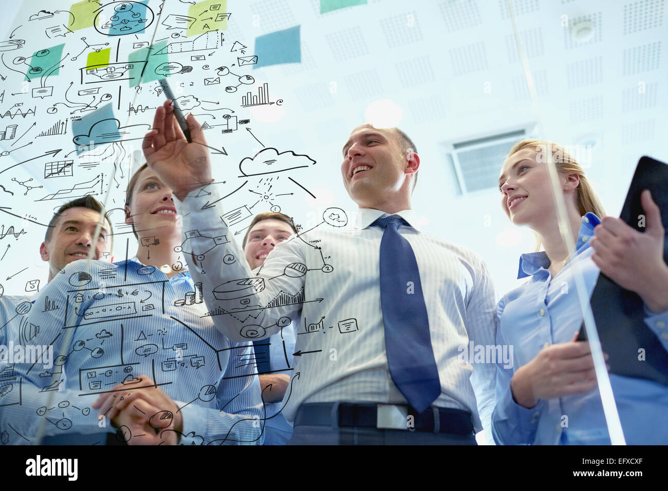Sorridente la gente di affari con un pennarello e adesivi Foto Stock
