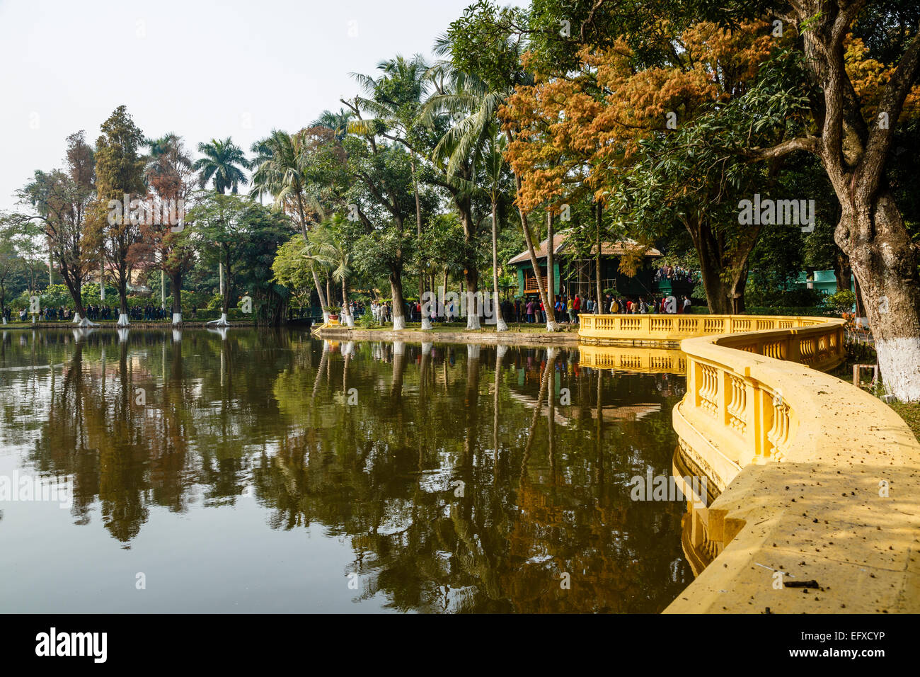 Lago dal Palazzo Presidenziale, il Mausoleo di Ho Chi Minh complesso, Hanoi, Vietnam. Foto Stock
