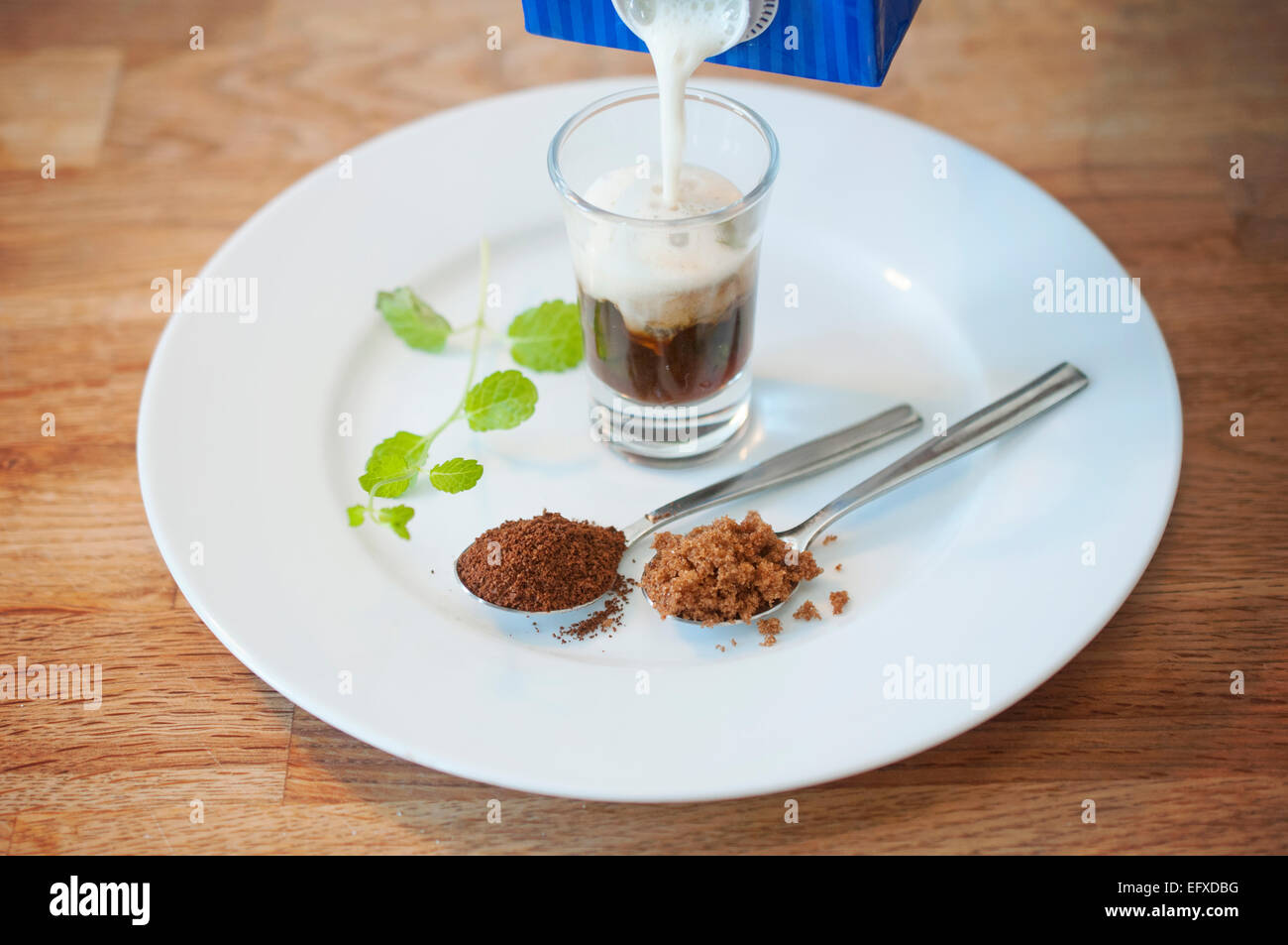 Specialità fatte in casa bevanda al caffè con menta fresca, lo zucchero di  canna e di schiuma di latte di soia. Servire con ghiaccio o caldo Foto  stock - Alamy