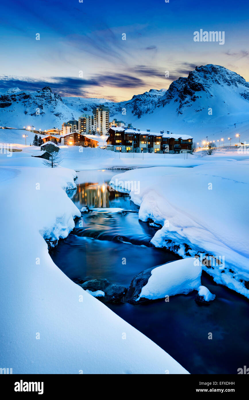 Paesaggio di sera e la località sciistica nelle Alpi Francesi,Tignes, Tarentaise, Francia Foto Stock