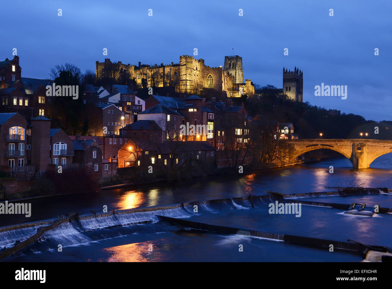 Castello e Cattedrale di Durham a fianco del fiume usura durante la notte Foto Stock