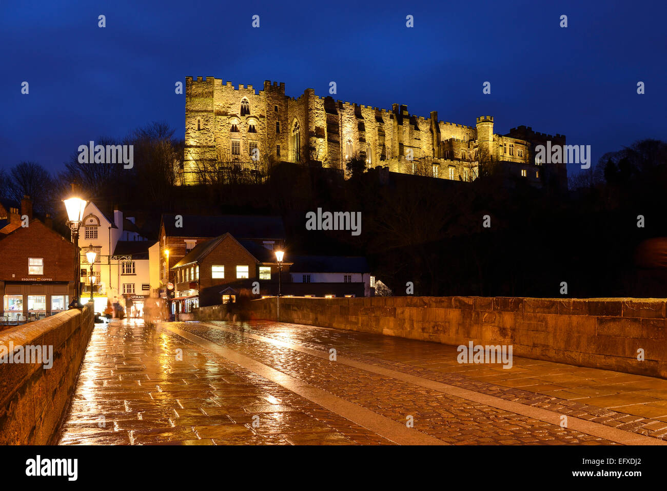 Il castello di Durham è illuminato di notte da Framwellgate Bridge Regno Unito Foto Stock