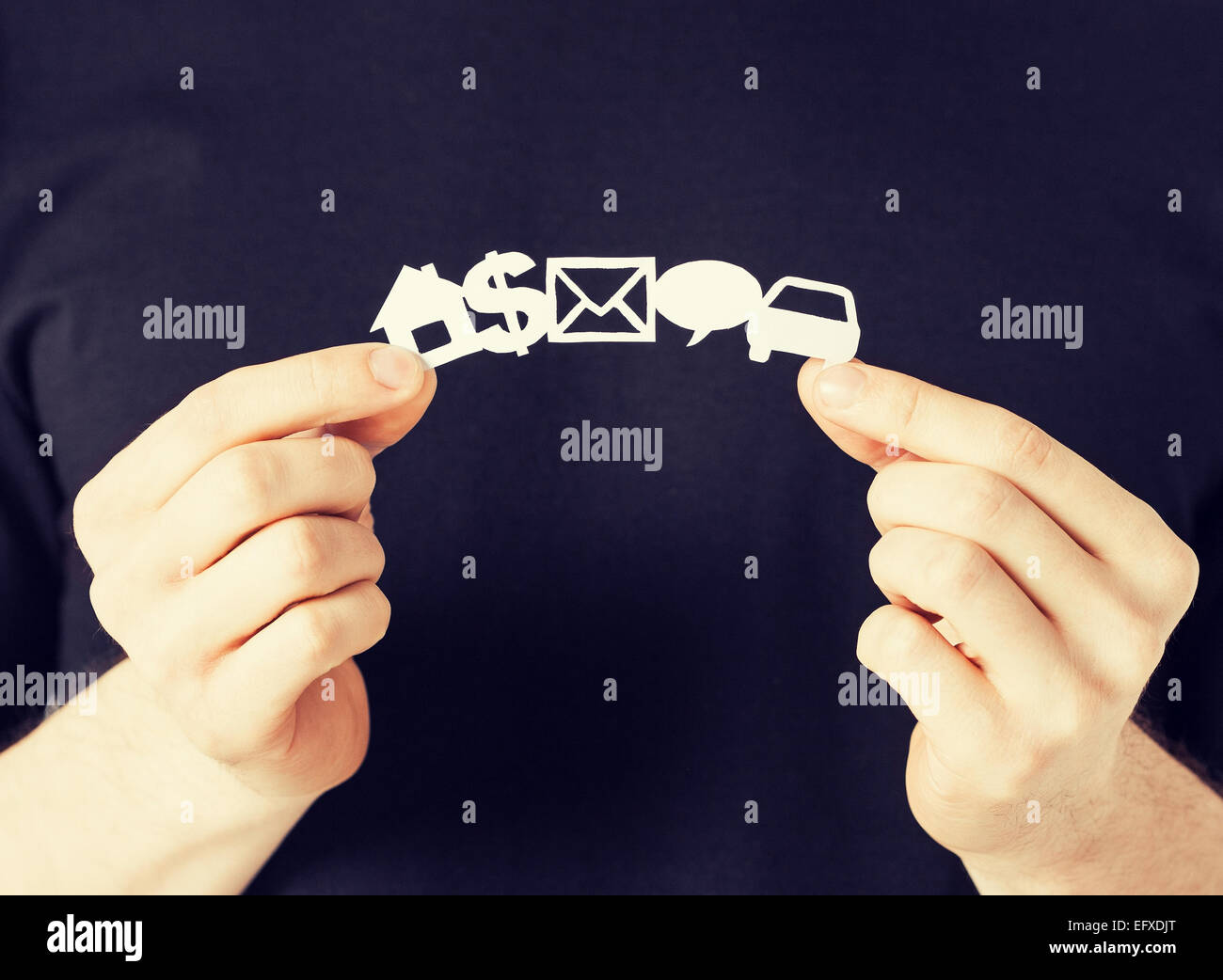 Man mano che mostra i simboli della carta Foto Stock