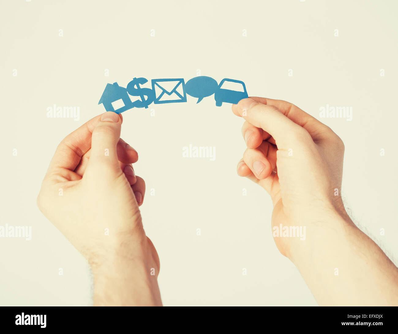 Man mano che mostra i simboli della carta Foto Stock