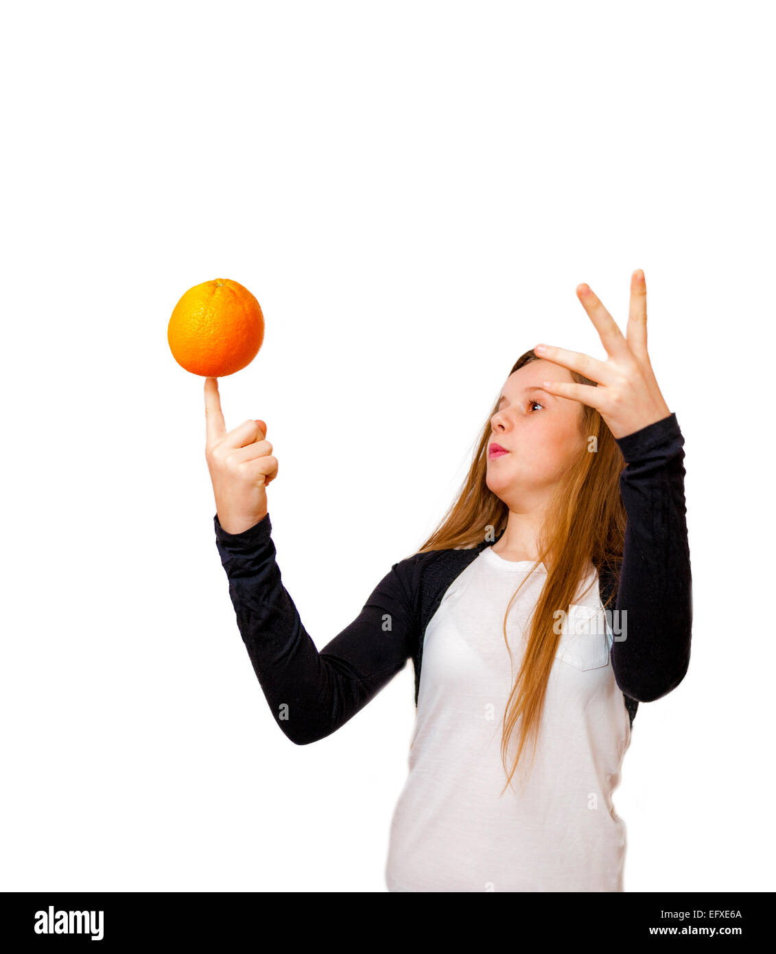 Bambina con orange isolato su bianco Foto Stock