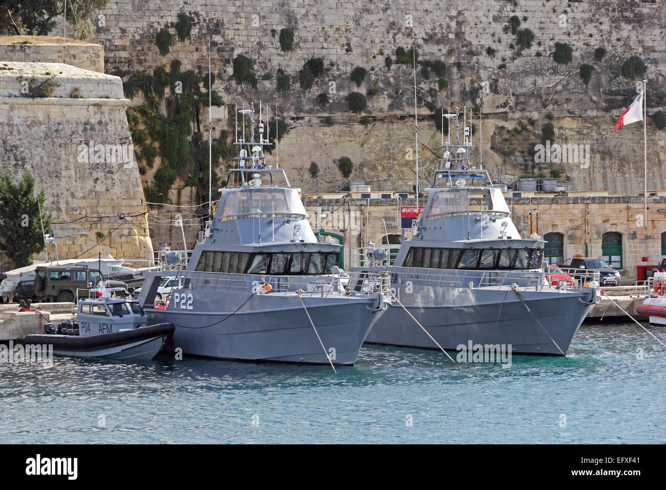 Marina militare maltese Patrol barche ormeggiate nel Porto Grande di La Valletta, Malta Foto Stock