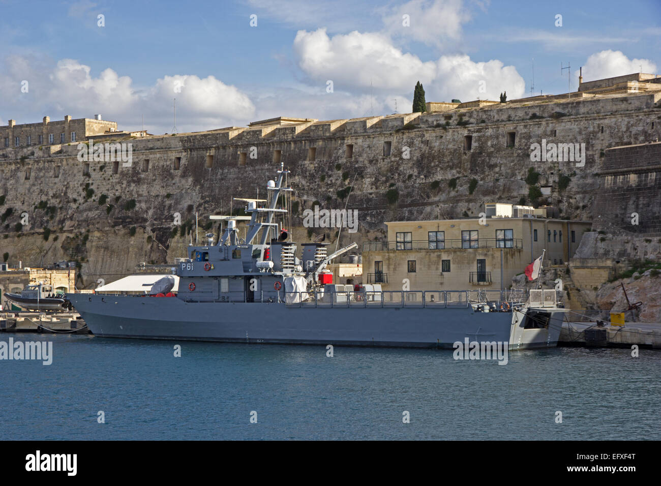 Marina militare maltese imbarcazione di pattuglia, P6i, ormeggiata in porto Grand Harbour Valletta, Malta Foto Stock