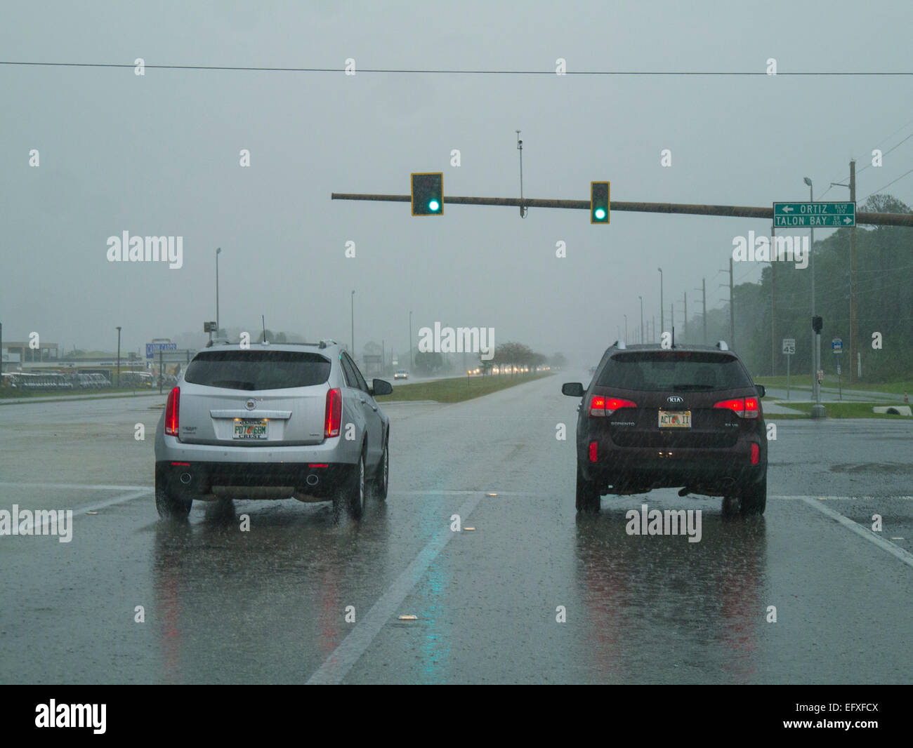 Blocca il traffico al semaforo in una piovosa giornata nuvoloso Foto Stock