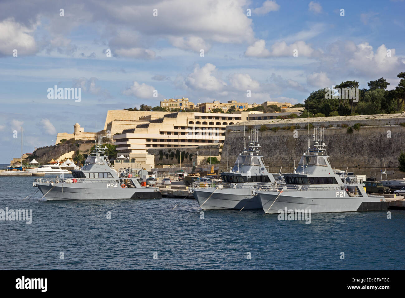 Marina militare maltese Patrol barche ormeggiate nel Porto Grande di La Valletta, Malta Foto Stock