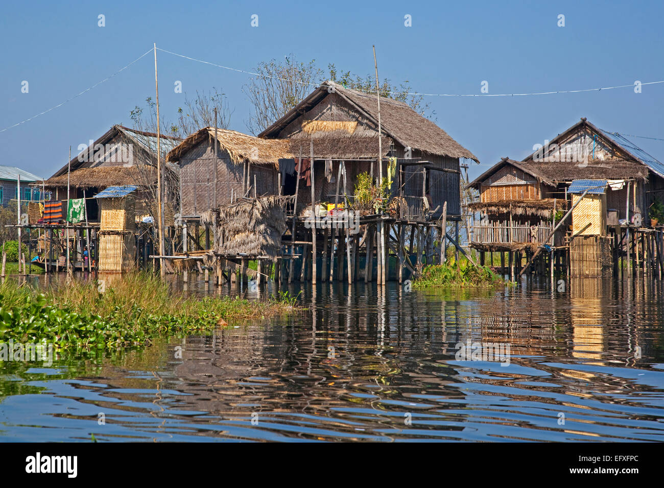 Intha borgo lacuale con bambù tradizionali case su palafitte in Lago Inle, Nyaungshwe, Stato Shan, Myanmar / Birmania Foto Stock