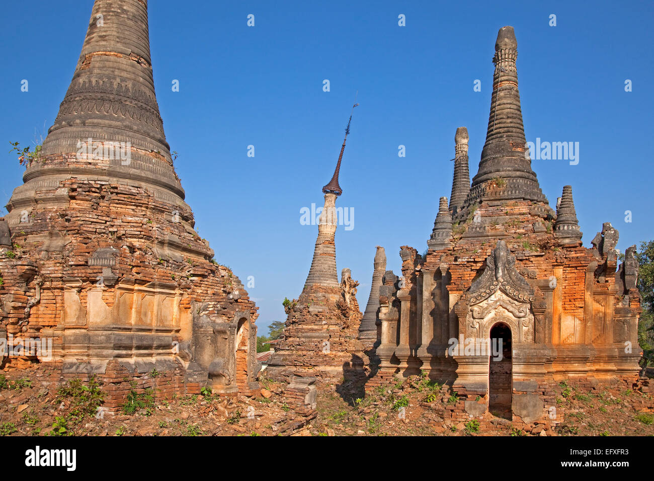 Antichi mattoni rossi stupa buddisti nei pressi del villaggio in Dein / Indein, Lago Inle, Nyaungshwe, Stato Shan, Myanmar / Birmania Foto Stock