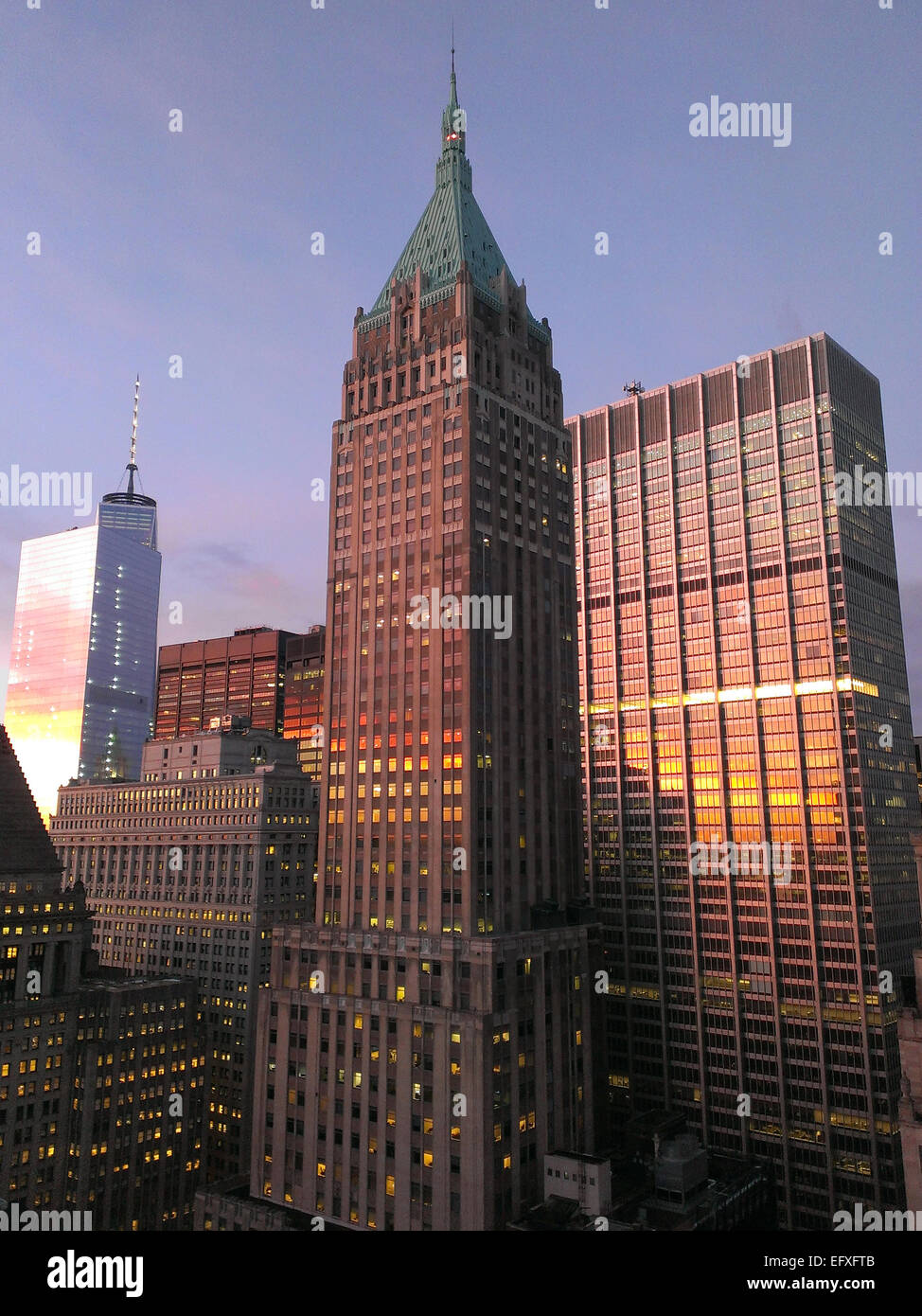 Inferiore dello skyline di Manhattan al crepuscolo. Foto Stock